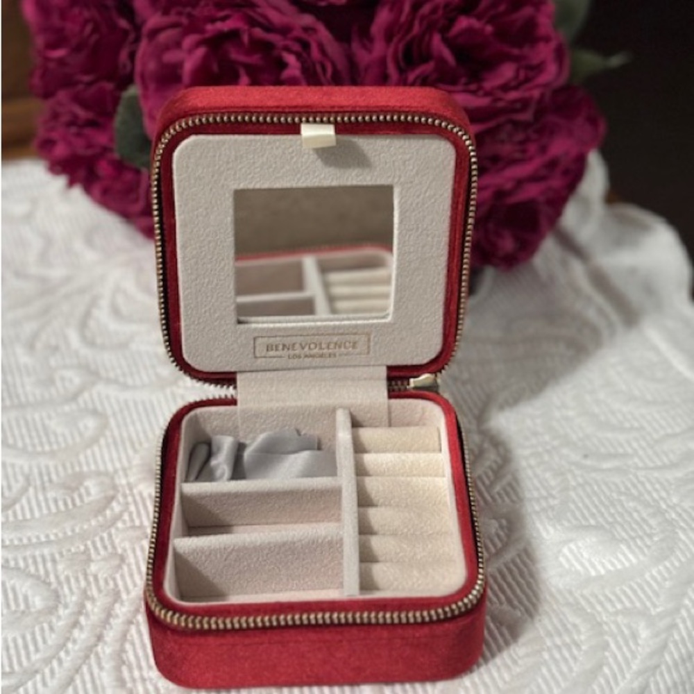 🌟 NEW 🌟 Benevolence Los Angeles Red Faux Velvet Jewelry Travel Case Organizer